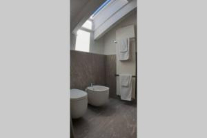 A bathroom at LA FINESTRA SUL FIUME-GRAZIOSA MANSARDA.CIR 014O74