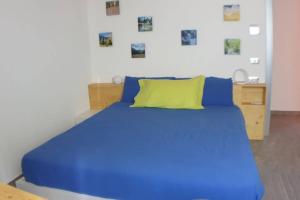 A bed or beds in a room at LA FINESTRA SUL FIUME-GRAZIOSA MANSARDA.CIR 014O74