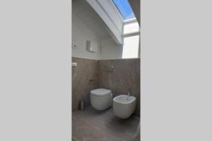 A bathroom at LA FINESTRA SUL FIUME-GRAZIOSA MANSARDA.CIR 014O74
