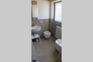 A bathroom at LA FINESTRA SUL FIUME-GRAZIOSA MANSARDA.CIR 014O74