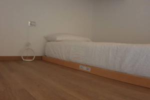 A bed or beds in a room at LA FINESTRA SUL FIUME-GRAZIOSA MANSARDA.CIR 014O74