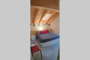 A bed or beds in a room at LA FINESTRA SUL FIUME-GRAZIOSA MANSARDA.CIR 014O74