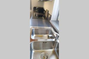 A kitchen or kitchenette at LA FINESTRA SUL FIUME-GRAZIOSA MANSARDA.CIR 014O74