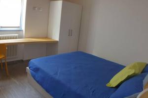 A bed or beds in a room at LA FINESTRA SUL FIUME-GRAZIOSA MANSARDA.CIR 014O74