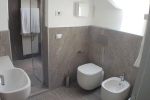 A bathroom at LA FINESTRA SUL FIUME-GRAZIOSA MANSARDA.CIR 014O74