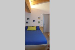 A bed or beds in a room at LA FINESTRA SUL FIUME-GRAZIOSA MANSARDA.CIR 014O74