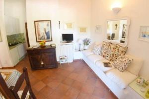 - un salon avec un canapé blanc et une table dans l'établissement TARA Village, à Porto Pollo