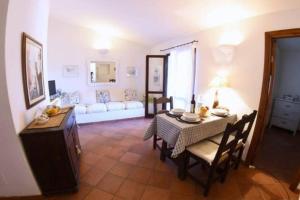 - un salon avec une table et un canapé dans l'établissement TARA Village, à Porto Pollo
