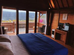 Ένα ή περισσότερα κρεβάτια σε δωμάτιο στο BUYAN LODGE lake view villa