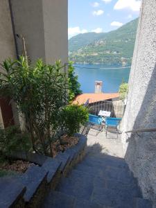 uitzicht op het water vanaf een balkon van een huis bij CasAle sul Lago di Como in Blevio