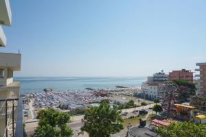 una ciudad con un estacionamiento y el océano en Hotel Bristol, en Misano Adriatico