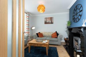 ein Wohnzimmer mit einem Sofa und einem Couchtisch in der Unterkunft The Old Clubhouse in Copley