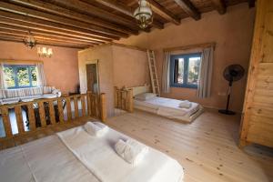 Großes Zimmer mit 2 Betten und einem Balkon. in der Unterkunft Chaihoutes stone House into Olive farm in Zia in Ágios Dimítrios + 72 Fotos