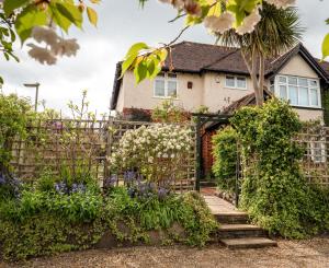 une maison avec une clôture et un jardin dans l'établissement Avalon House B&B, à Lyndhurst