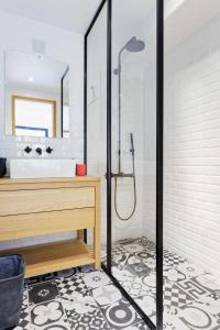 een badkamer met een douche en een wastafel bij L' Annexe du Cosmopolitain in Honfleur +2 foto's