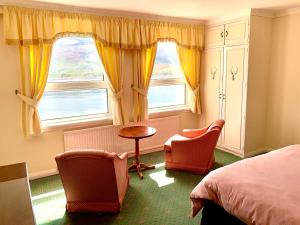 The Lochalsh Hotel - Views of Skye Bridge客房内的一张或多张床位