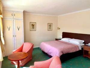 The Lochalsh Hotel - Views of Skye Bridge客房内的一张或多张床位