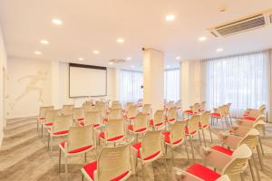 una sala de conferencias con sillas y una pantalla de proyección en AP Victoria Sports & Beach, en Albufeira 37 fotos más