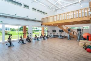 Un gimnasio con un montón de bicicletas estáticas en una habitación. en AP Victoria Sports & Beach, en Albufeira