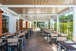 Un restaurante o sitio para comer en AP Victoria Sports & Beach