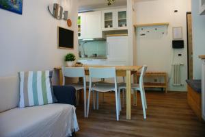eine Küche und ein Esszimmer mit einem Tisch und Stühlen in der Unterkunft Casa Agnese, tra lago e montagna in Calceranica al Lago