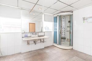 a bathroom with a shower and a sink at Yi Pin Business Hotel in Taoyuan