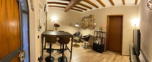 a room with a bar in the middle of a room at Appartamento Frida in Parma
