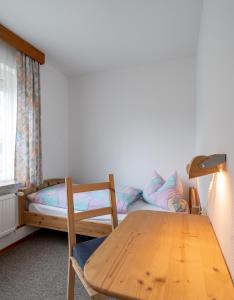 1 dormitorio con mesa y litera en Ferienwohnung von Postel, en Büsumer Deichhausen