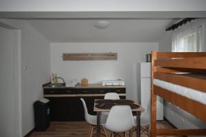 比斯库佩茨Oleandria -,,Domek Jeżynka" nr 30的小厨房配有桌子和两把白色椅子