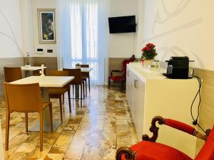 A television and/or entertainment centre at B&B Palazzo Storico Di Nicola