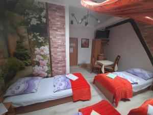 sypialnia z 2 łóżkami w pokoju w obiekcie Green Hostel w Krakowie