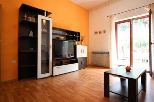 Kuchyň nebo kuchyňský kout v ubytování Apartment Ema near city center