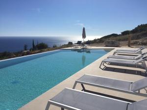 Bazén v ubytovaní Kefalonian Escape Suites alebo v jeho blízkosti