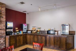 Příslušenství pro přípravu čaje a kávy v ubytování Red Roof Inn Dumas