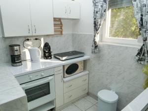 Kuchyňa alebo kuchynka v ubytovaní Cseresznyés Apartman