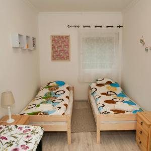 מיטה או מיטות בחדר ב-Cseresznyés Apartman