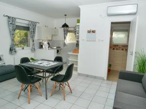 Kuchyňa alebo kuchynka v ubytovaní Cseresznyés Apartman