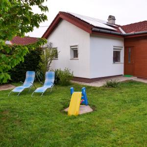Vonkajšia záhrada v ubytovaní Cseresznyés Apartman