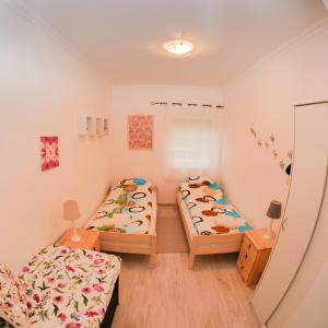 Posteľ alebo postele v izbe v ubytovaní Cseresznyés Apartman