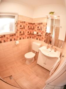 Et badeværelse på Cseresznyés Apartman