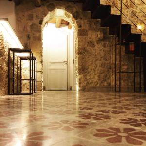 een lege kamer met een witte deur en een trap bij O'scià Loft in Noto