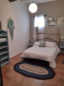 a bedroom with a bed and a rug on the floor at Al Alba Vivienda Vacacional VV1865AS in Illas