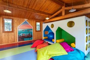 Un dormitorio con una cama en una habitación con techos de madera. en AP Victoria Sports & Beach, en Albufeira
