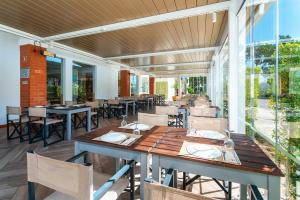 Un restaurante o sitio para comer en AP Victoria Sports & Beach