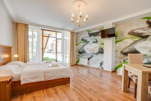 1 dormitorio con 1 cama grande y una pintura en la pared en ARMENIA GuestHouse, en Dilijan
