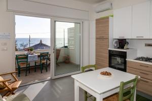 Η κουζίνα ή μικρή κουζίνα στο Casa di Marco Lungomare Jonio AP1 +41 φωτογραφίες