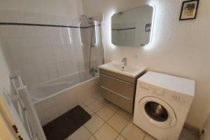 un bagno con lavatrice e lavandino di Charmant appartement avec terrasse et jardin au calme Proche Bus Métro a Tolosa Altre 22 foto