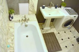bagno con vasca, lavandino e servizi igienici di Airstay Prague : DeLuxe Apartment Old town a Praga