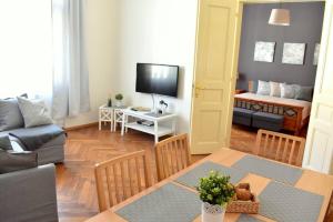 sala de estar con mesa y sofá en Airstay Prague : DeLuxe Apartment Old town en Praga