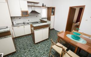Kuchyň nebo kuchyňský kout v ubytování Apartment MERI (4172)